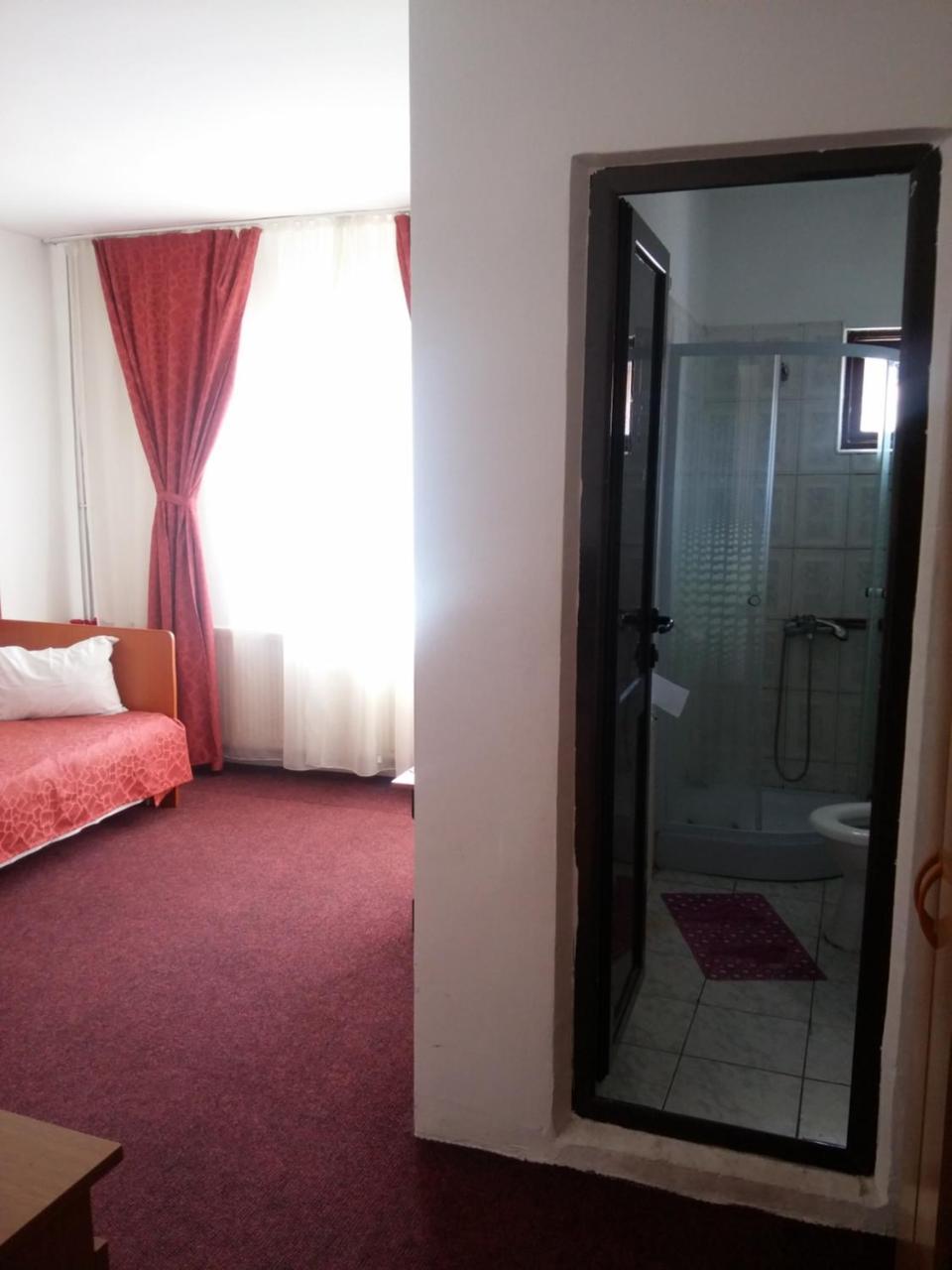 Bed and Breakfast Riviera Valceana Râmnicu Vâlcea Exterior foto