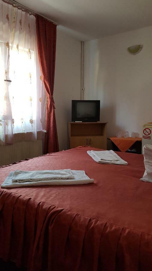 Bed and Breakfast Riviera Valceana Râmnicu Vâlcea Exterior foto