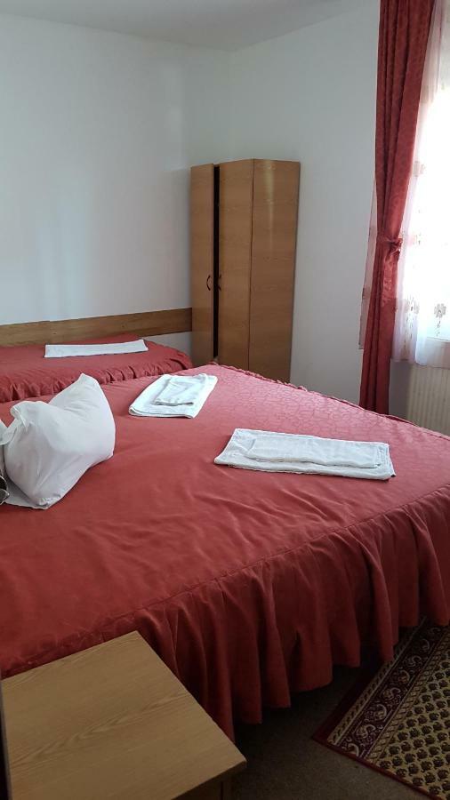 Bed and Breakfast Riviera Valceana Râmnicu Vâlcea Exterior foto